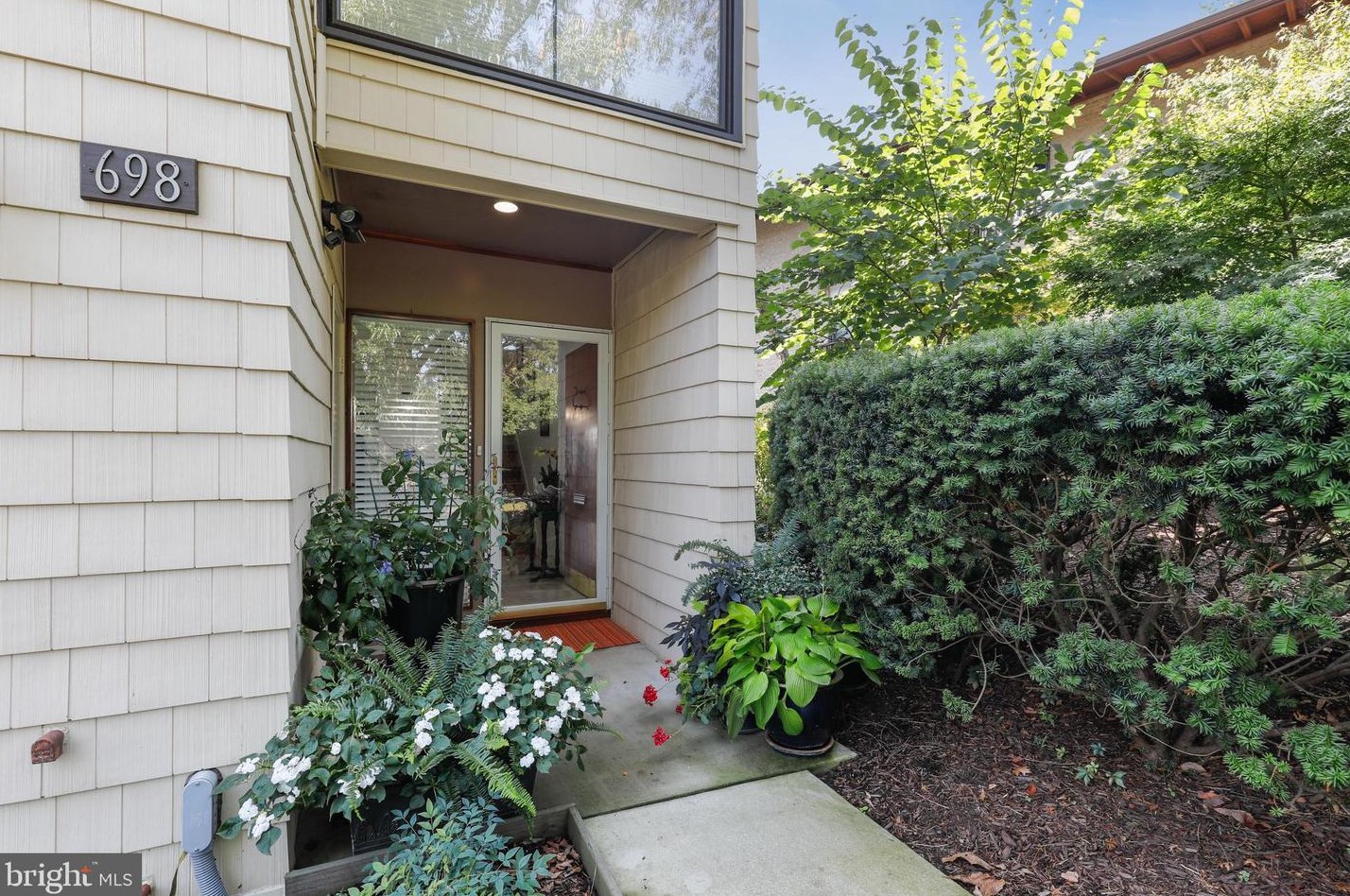 698 Fairview Ave, Annapolis, MD 21403-2909