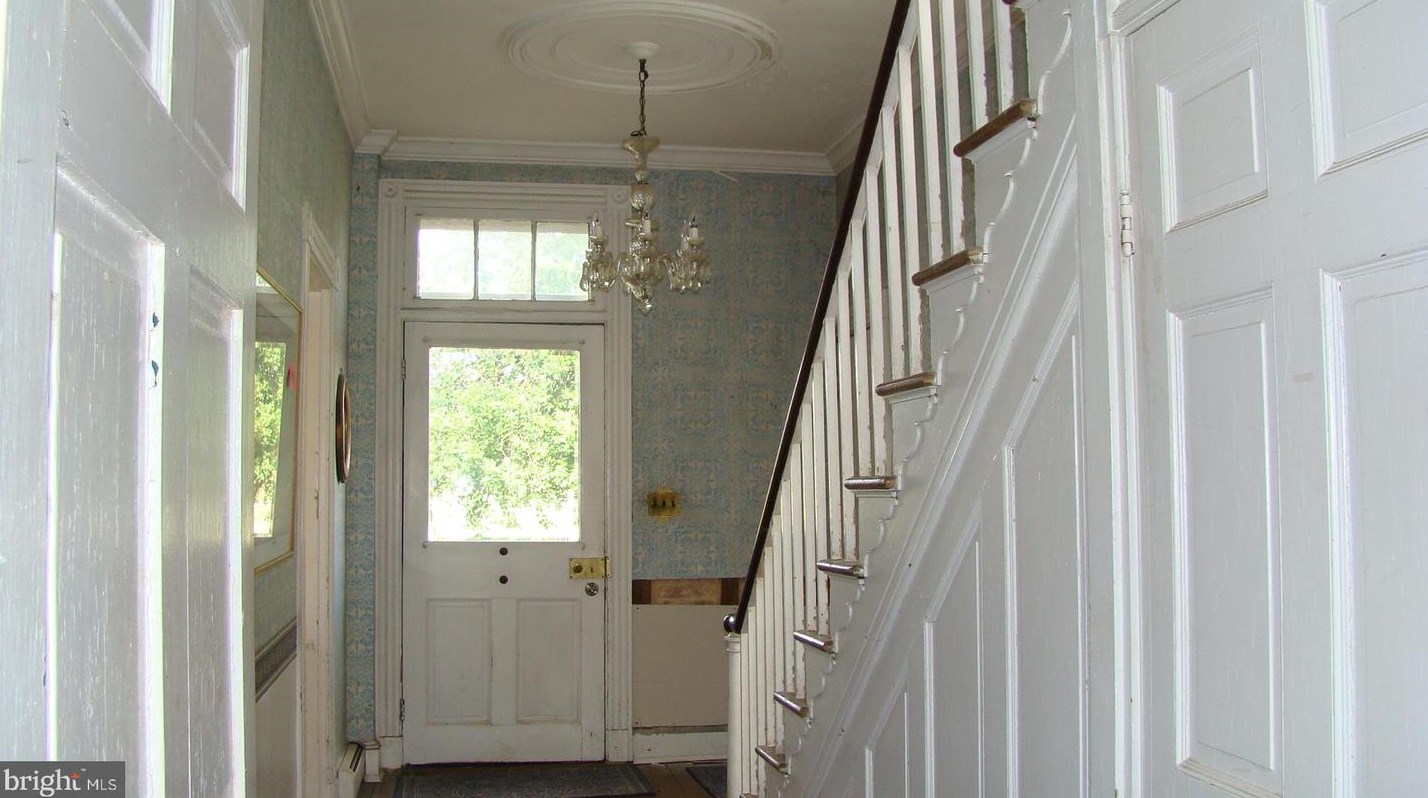 825 Hammonds Ln, Baltimore, MD 21225-3334