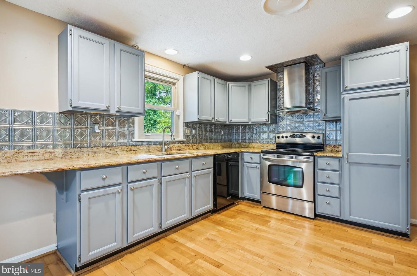 567 Shore Acres Rd, Arnold, MD 21012