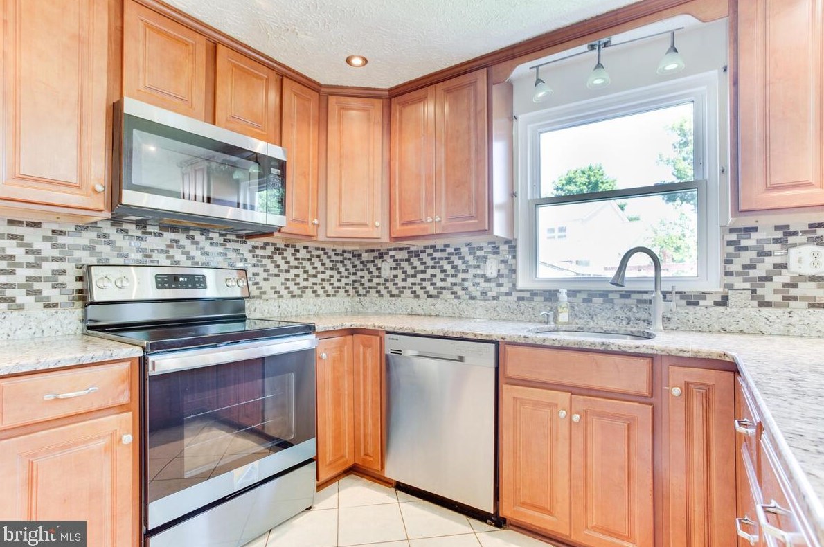 1446 Fairbanks Dr, Baltimore MD  21076-1622 exterior