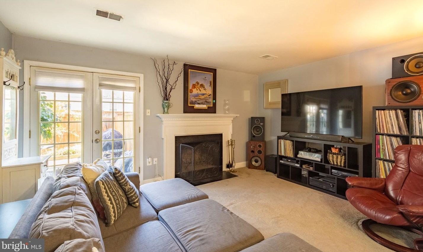 1553 Lowell Ct, Crofton MD  21114-1106 exterior