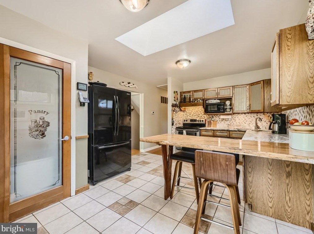 1825 Cedar Dr, Severn MD  21144-1005 exterior