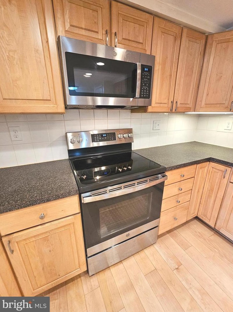 1676 Wilkshire Dr, Crofton MD 21114-2320 exterior