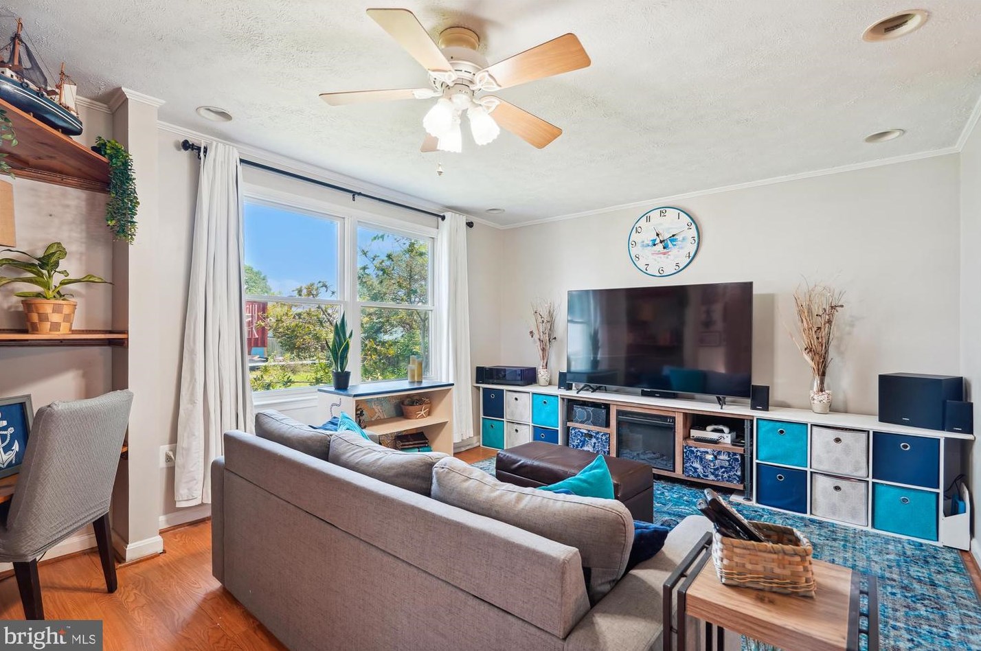 1213 Grove Ave, Shady Side, MD 20764
