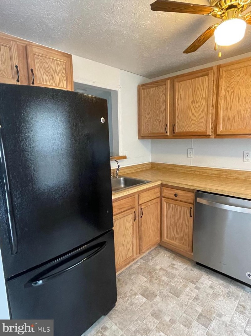 6404 Lacrosse Ln, Glen Burnie MD 21061-8831 exterior