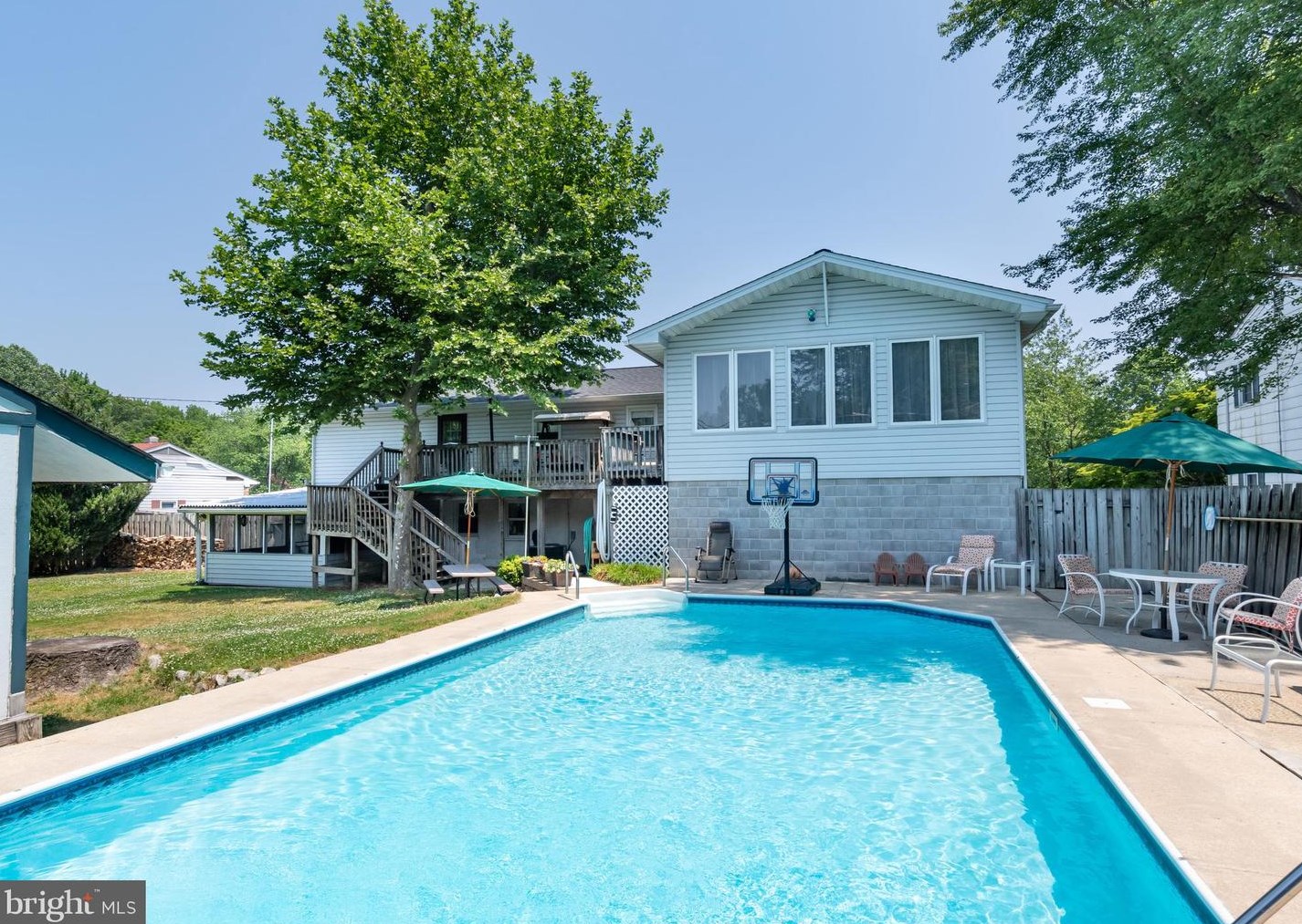 972 College Dr, Arnold, MD 21012