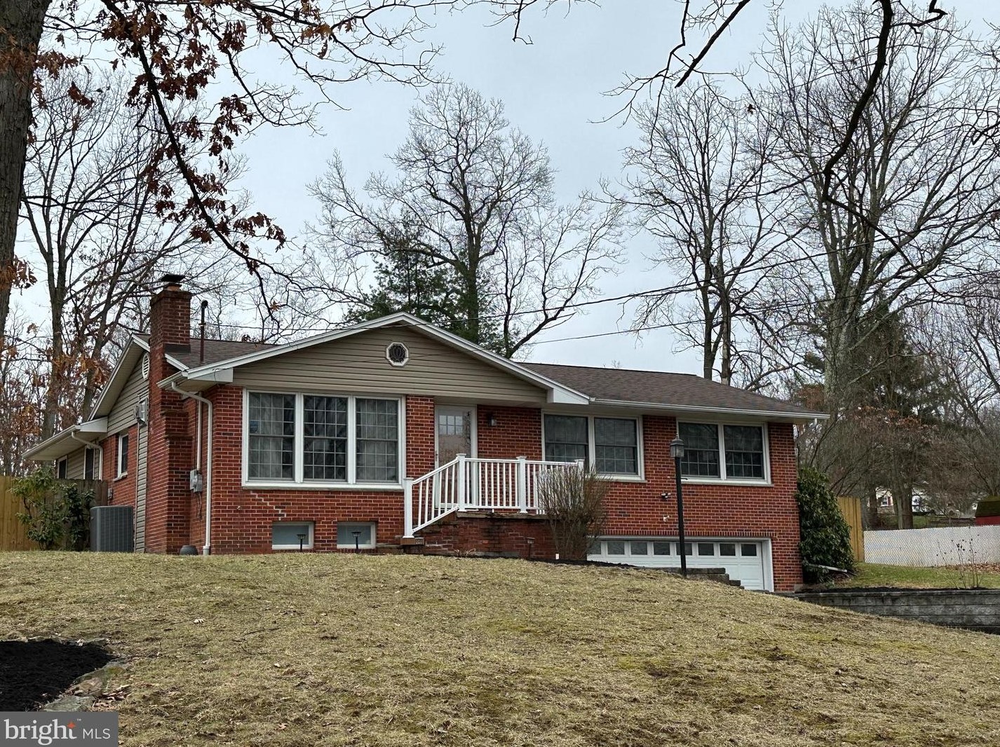 215 Sunset Dr, Cumberland, MD 21502-1918
