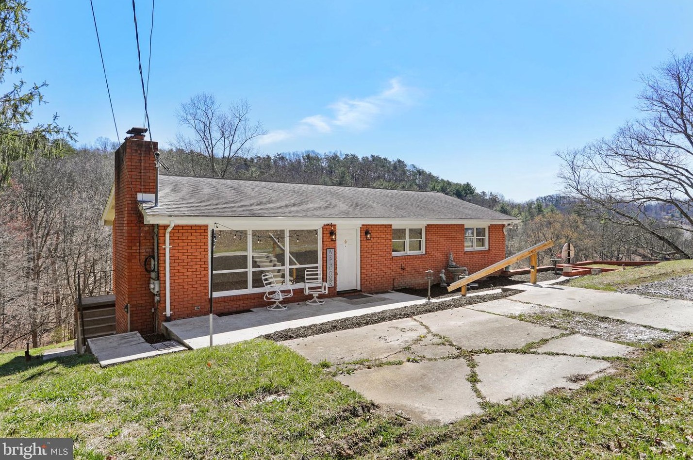 11510 Morningside Dr, Cumberland, MD 21502-8221