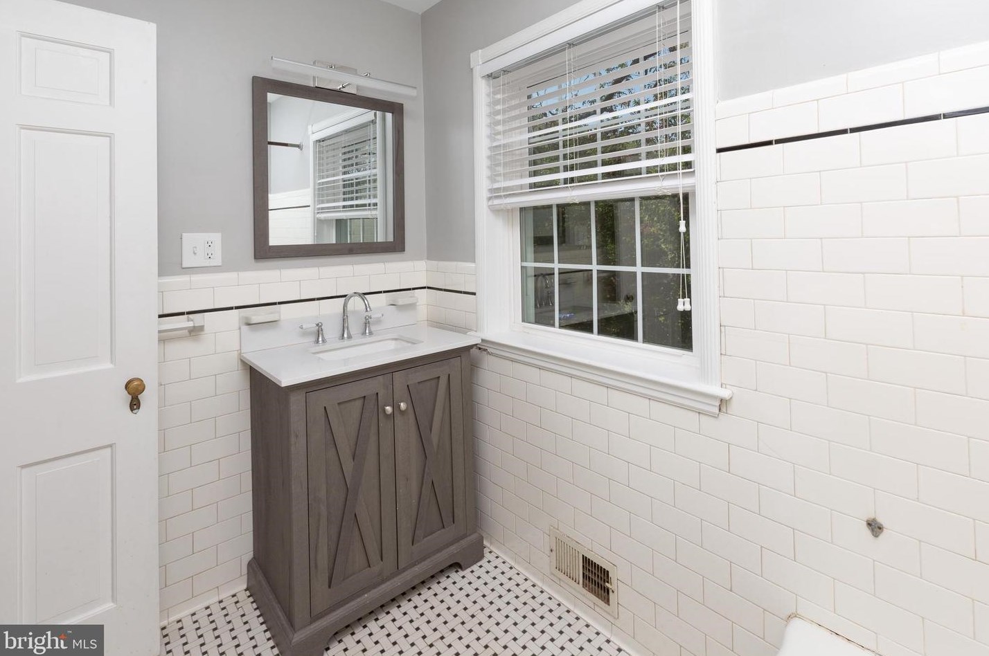 4023 Deepwood Rd, Baltimore MD  21218-1404 exterior
