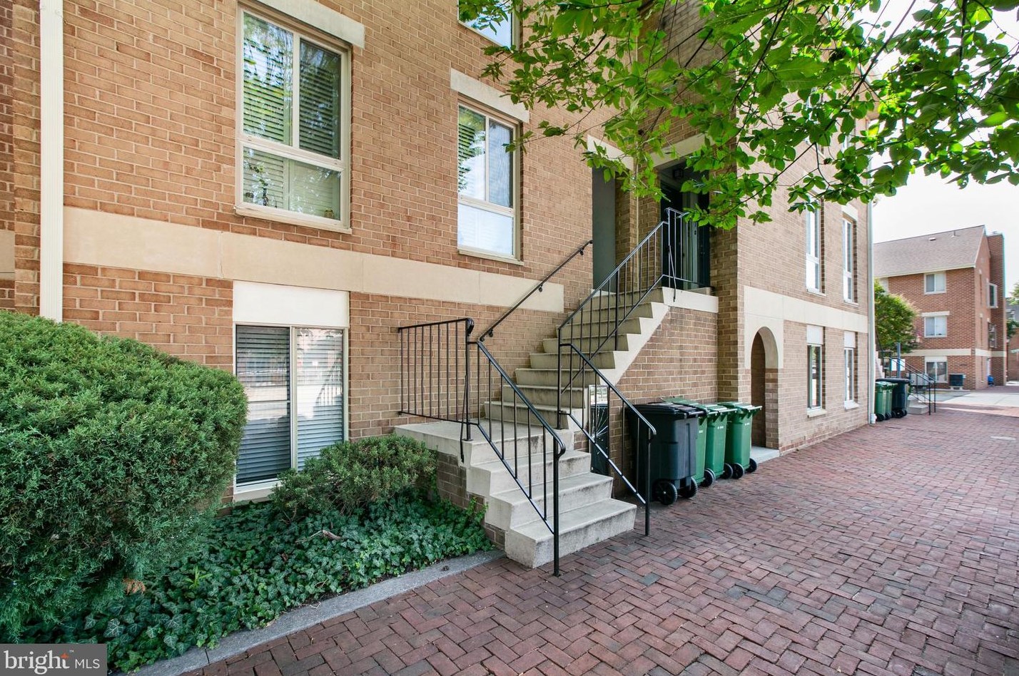 417 Sharp St, Baltimore, MD 21201-2429