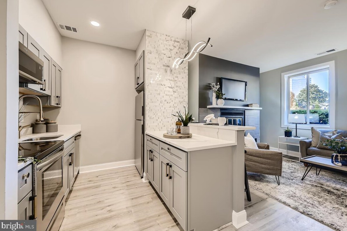 103 Conway St, Baltimore, MD 21201-2422