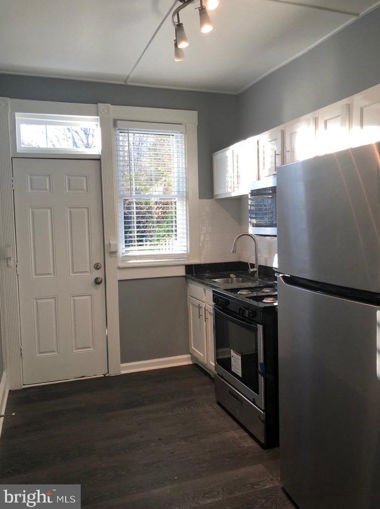 202 Hilton St, Baltimore MD  21229-3002 exterior