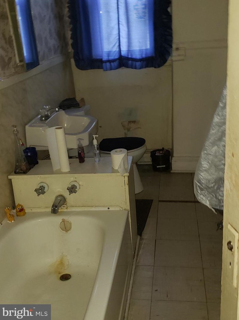 2565 Robb St, Baltimore MD 21218-5543 exterior