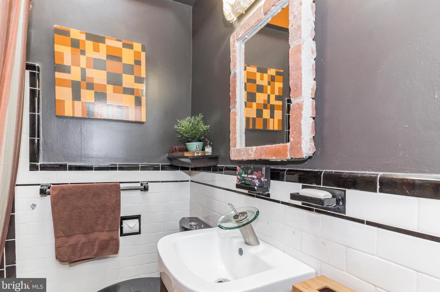 819 33 St, Baltimore MD 21211-2709 exterior