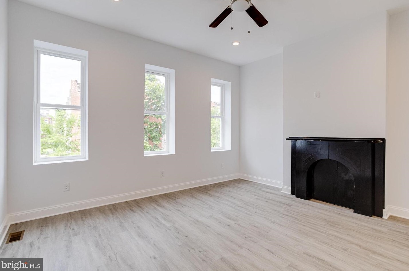 2114 Druid Hill Ave, Baltimore MD 21217-3520 exterior