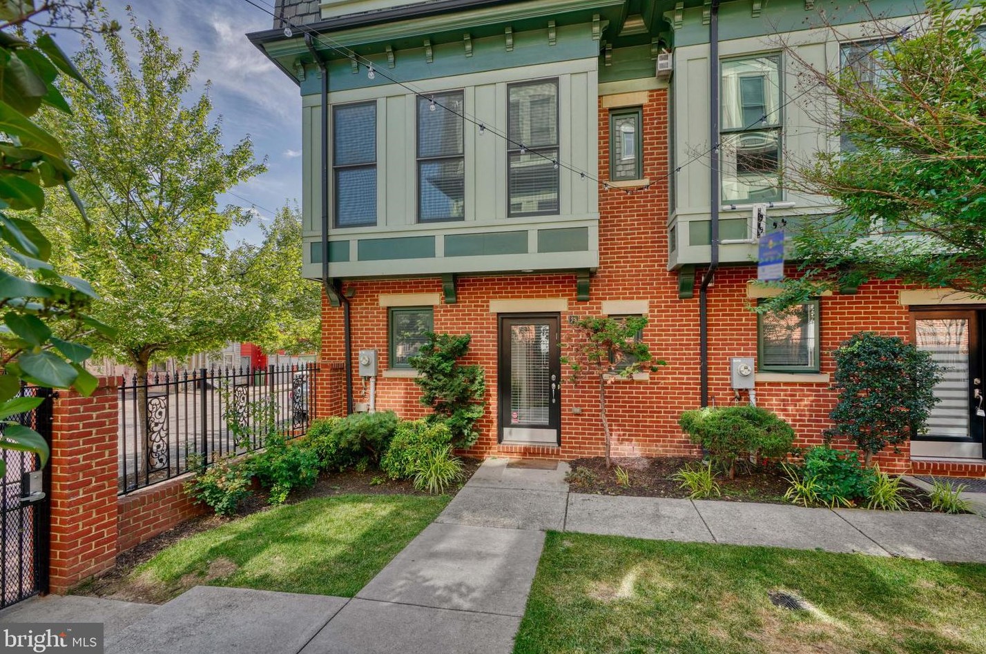 29 Yogurt Ln, Baltimore, MD 21231-1825