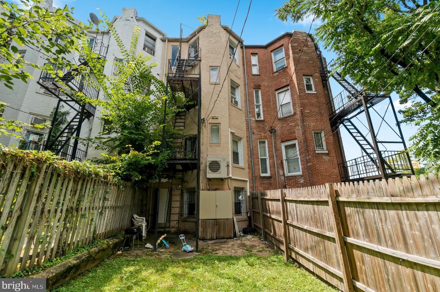 1739 Park Ave, Baltimore MD 21217-4816 exterior