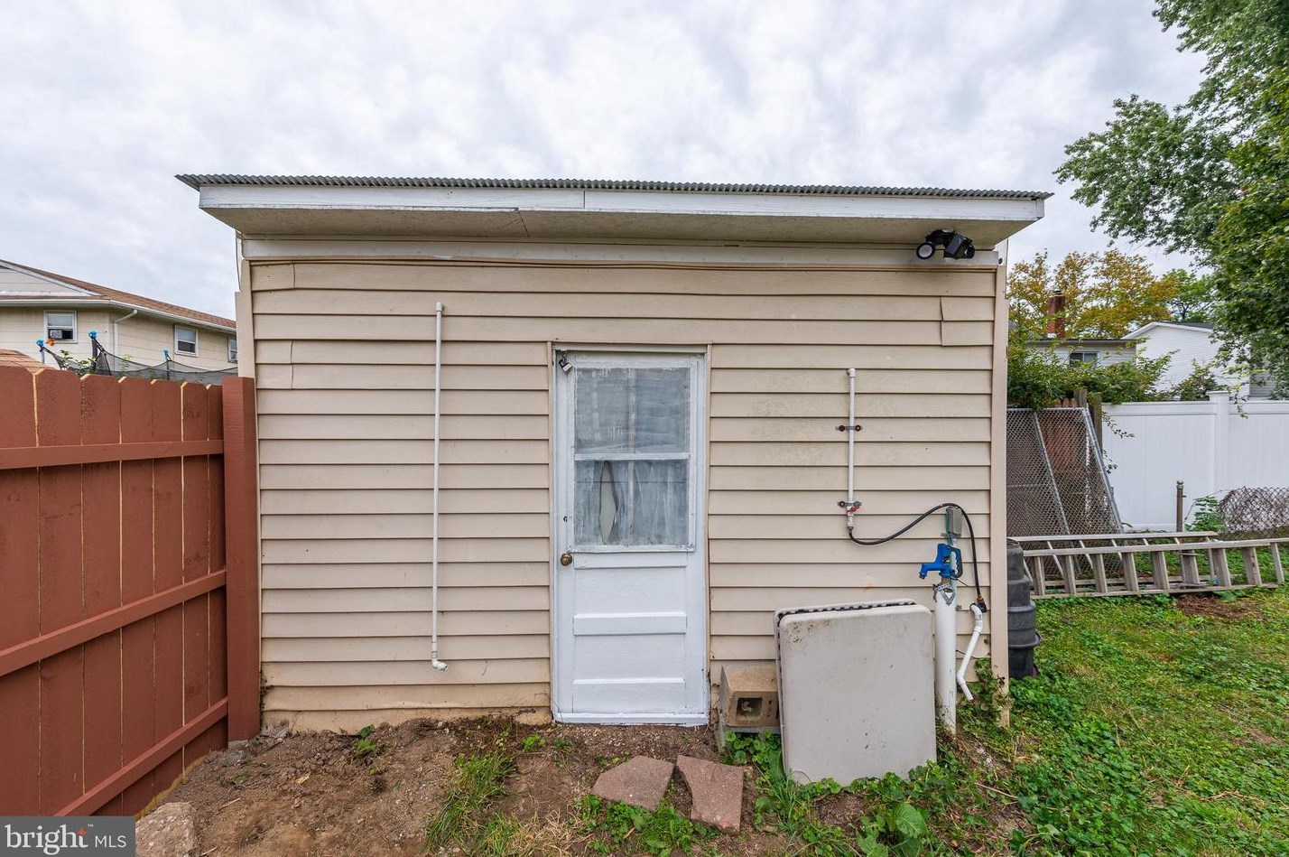 3653 Hineline Rd, Baltimore MD 21229-5148 exterior