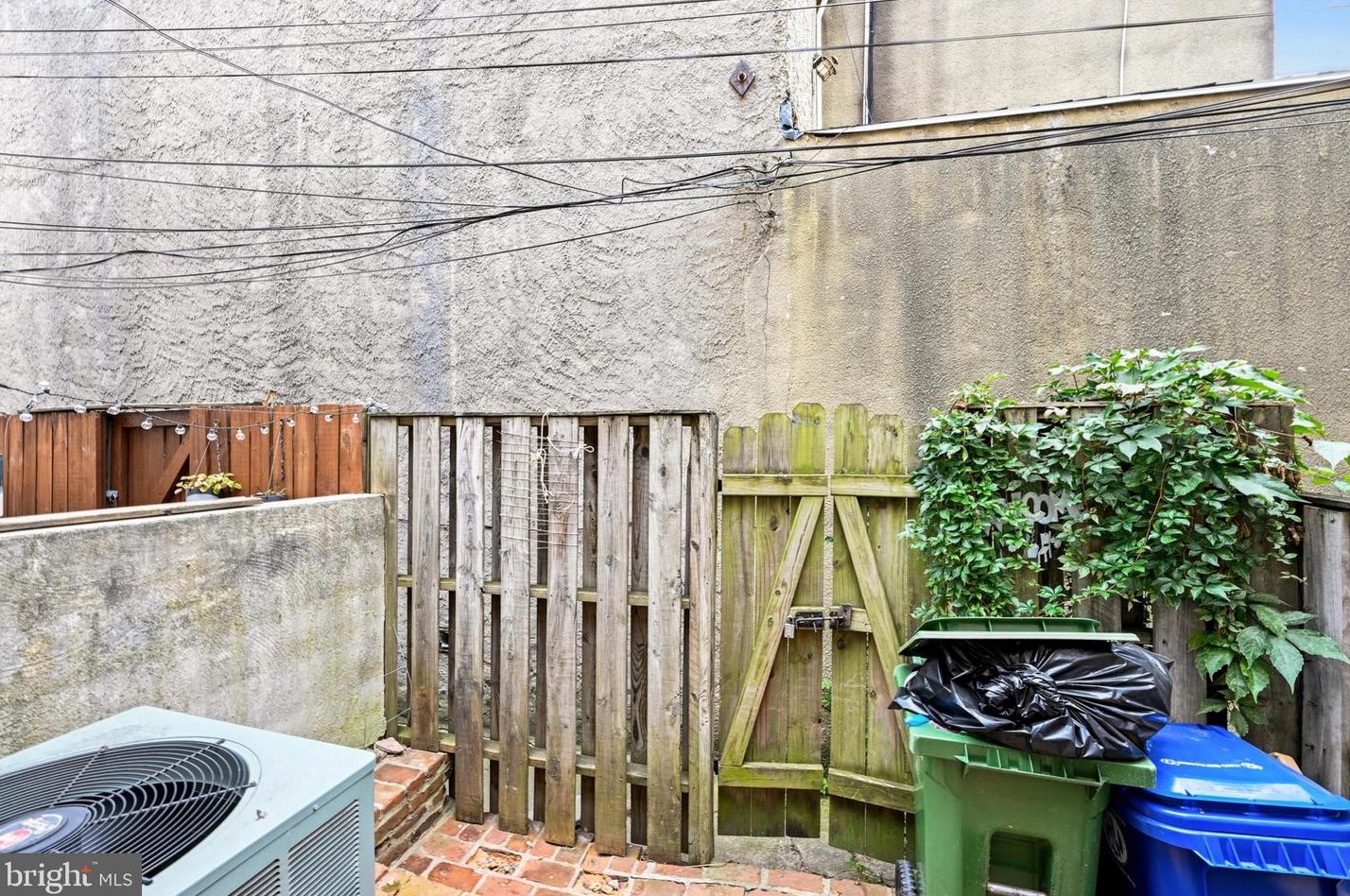 21 Henrietta St, Baltimore MD  21230-3910 exterior