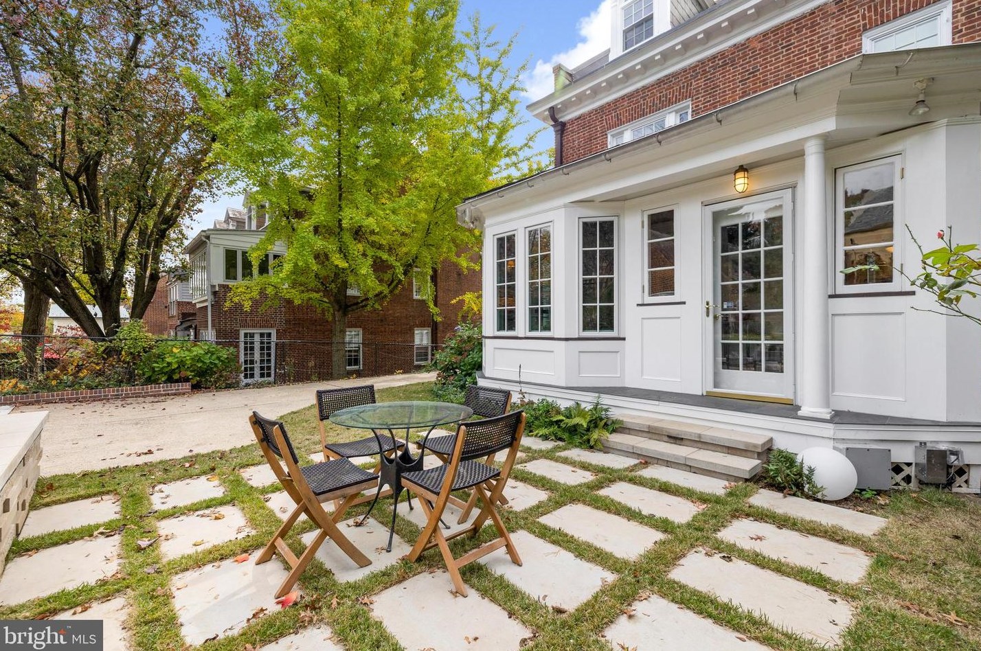 912 University Pkwy, Baltimore MD  21210-2716 exterior