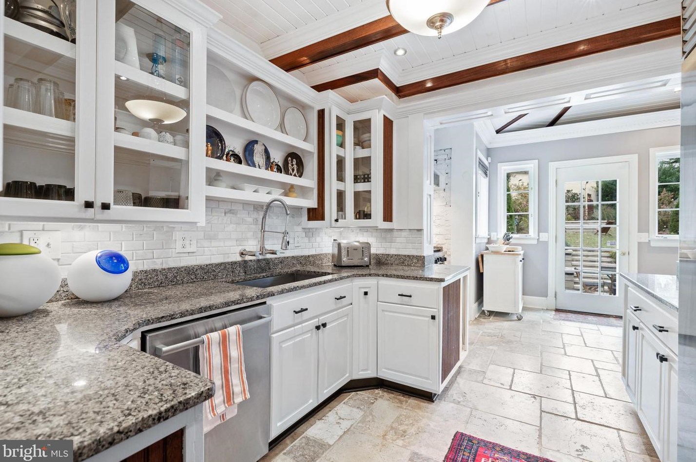 912 University Pkwy, Baltimore MD  21210-2716 exterior