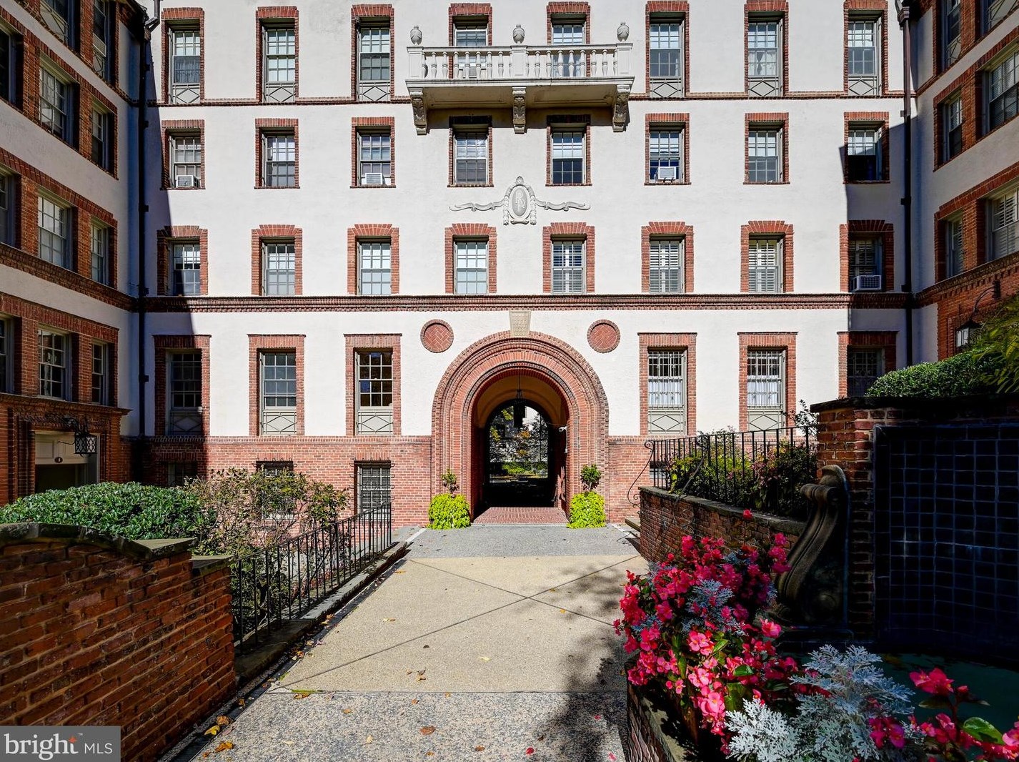 6 Upland Rd, Baltimore MD  21210-2250 exterior