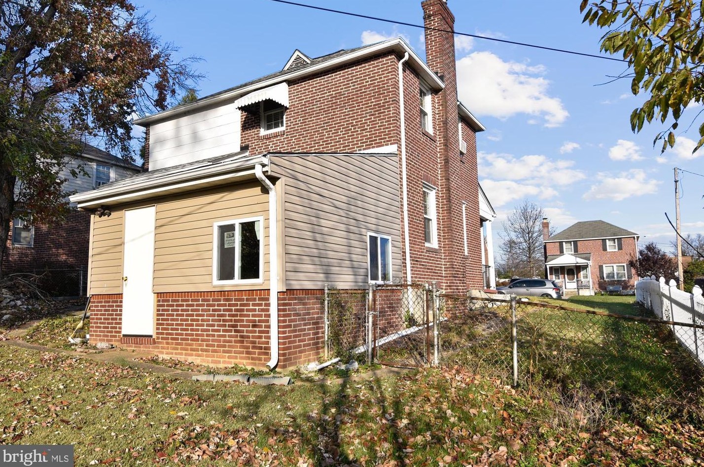 702 Dorchester Rd, Baltimore, MD 21229-4427