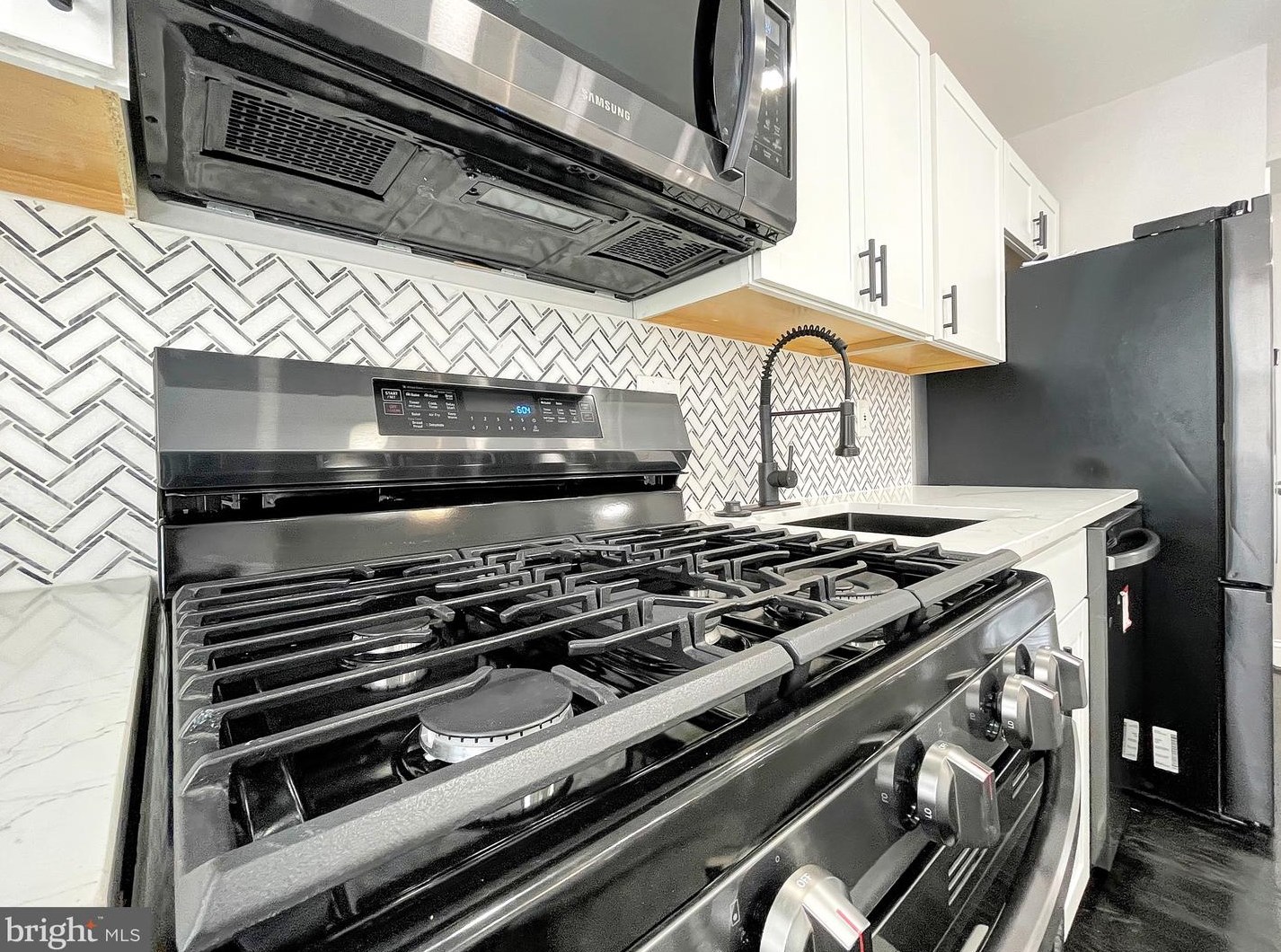 827 Lyndhurst St, Baltimore MD  21229-1956 exterior