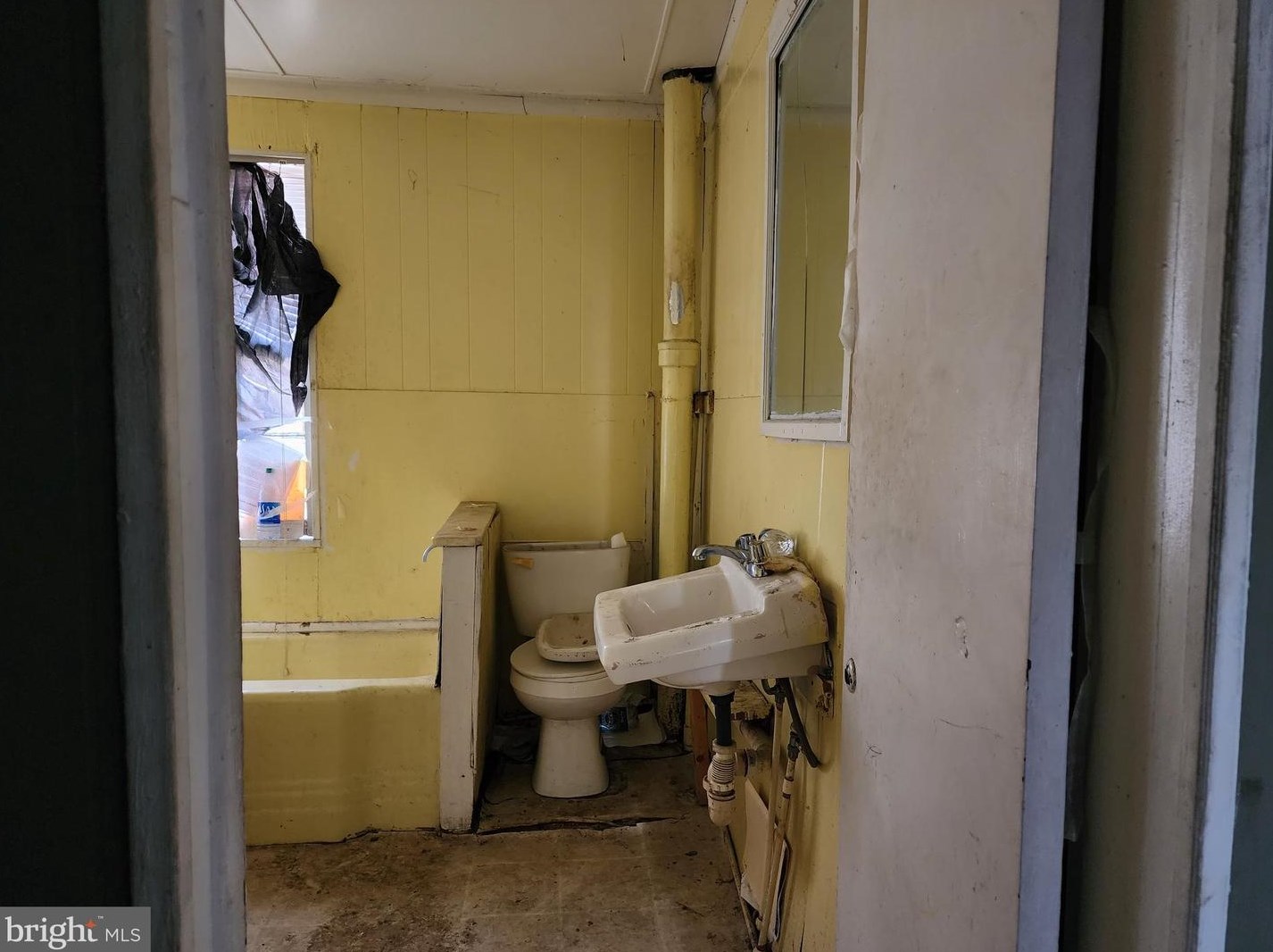 1557 Gilmor St, Baltimore, MD 21217-2305