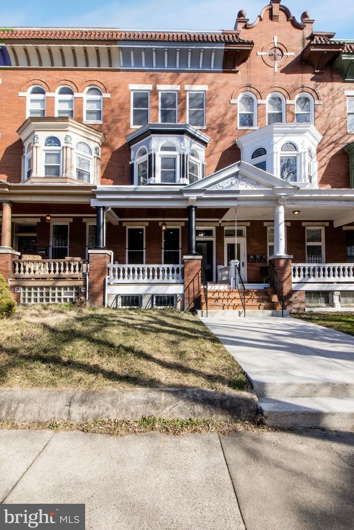 2733 Calvert St, Baltimore, MD 21218-4405