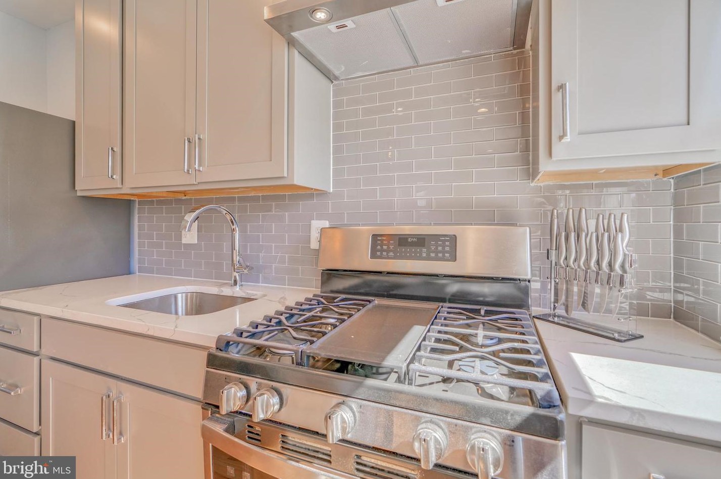 1637 Kingsway Rd, Baltimore MD  21218-1646 exterior