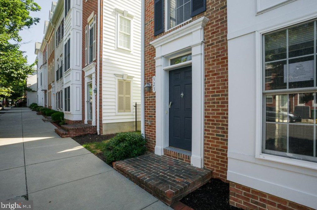 323 Poppleton St, Baltimore, MD 21201-1220