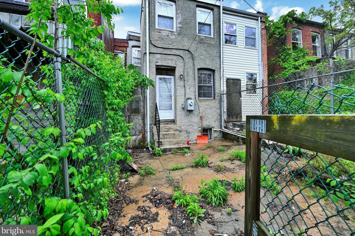 2017 Hoffman St, Baltimore MD  21213-3211 exterior
