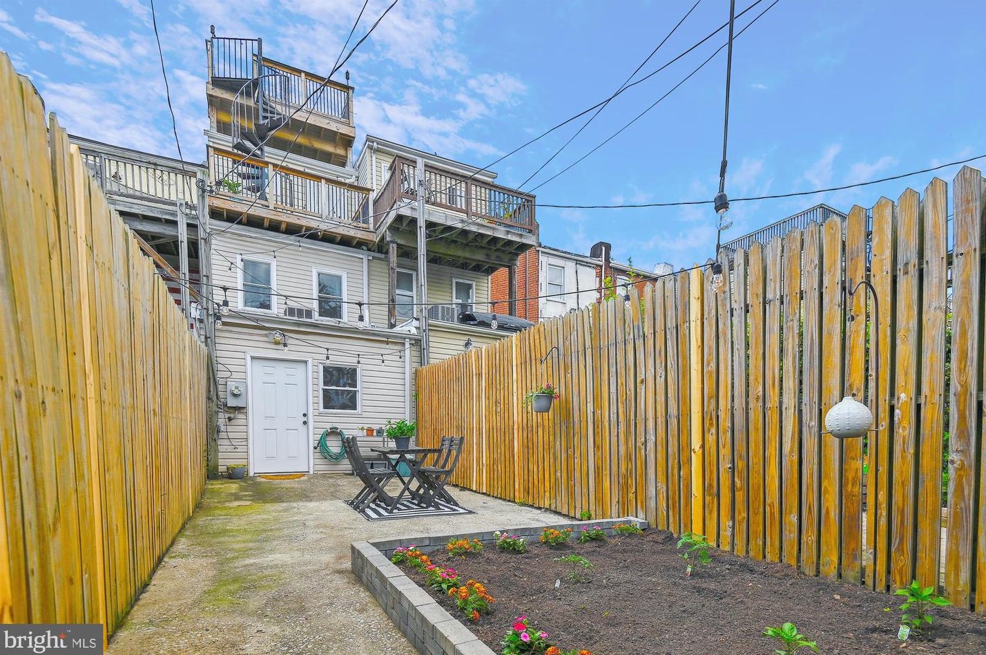 1637 Hanover St, Baltimore MD  21230-4420 exterior