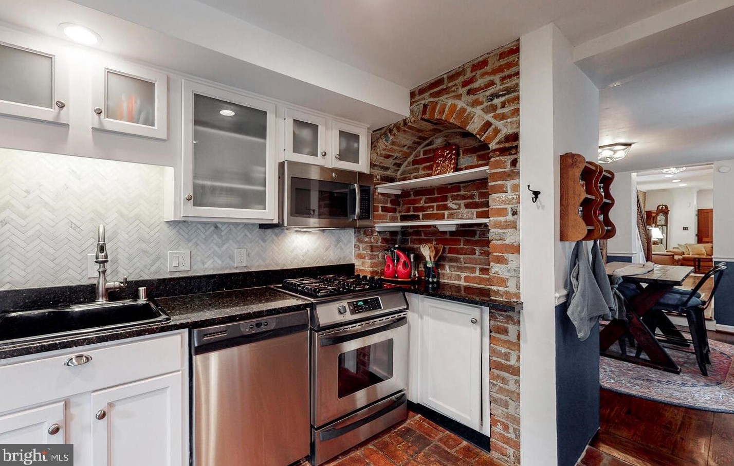 128 Lee St, Baltimore MD  21201-2421 exterior