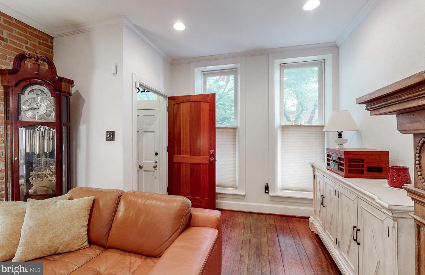 128 Lee St, Baltimore MD  21201-2421 exterior