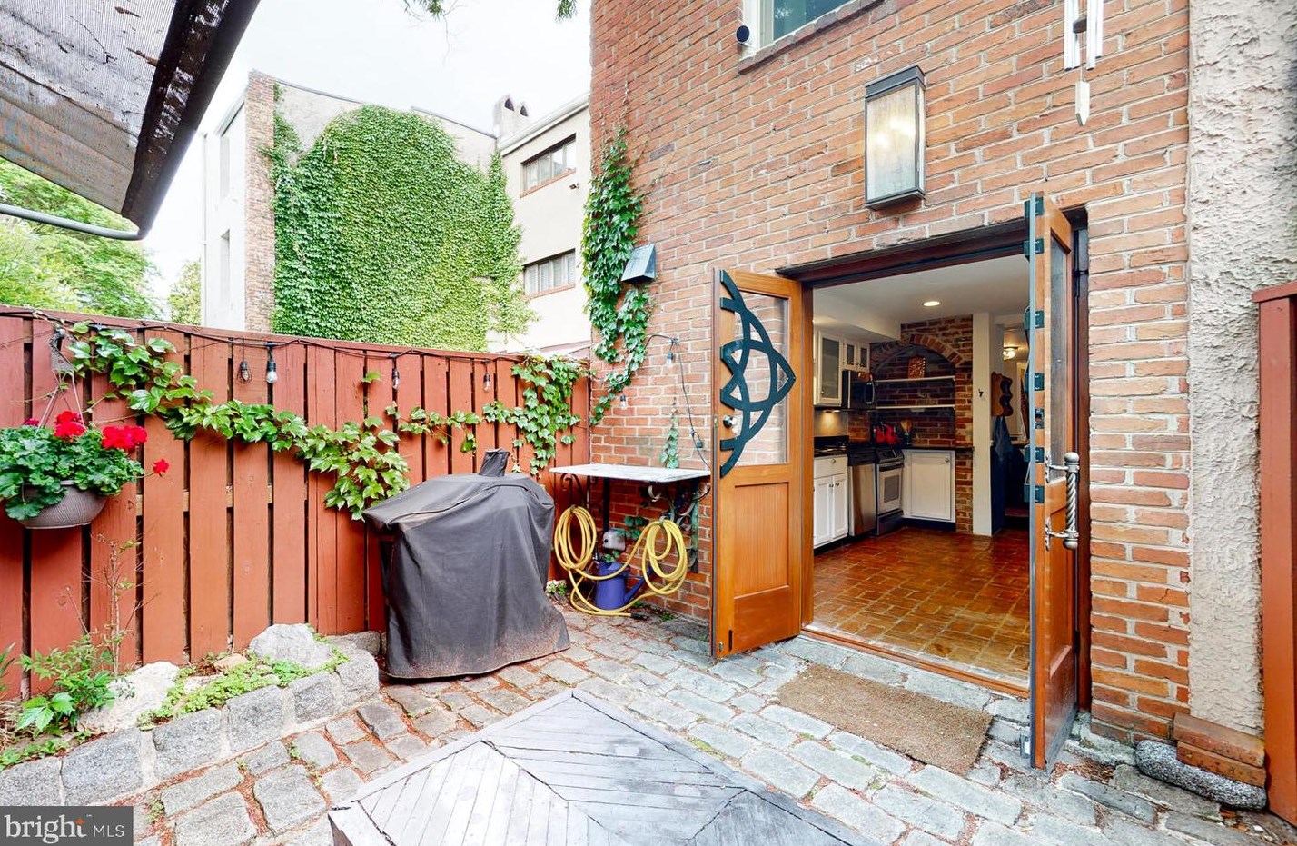 128 Lee St, Baltimore MD  21201-2421 exterior