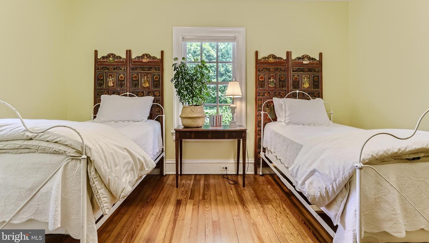 14 Edgevale Rd, Baltimore MD  21210-2253 exterior