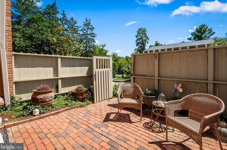 4 Palmer Grn Ct, Baltimore MD 21210-1502 exterior