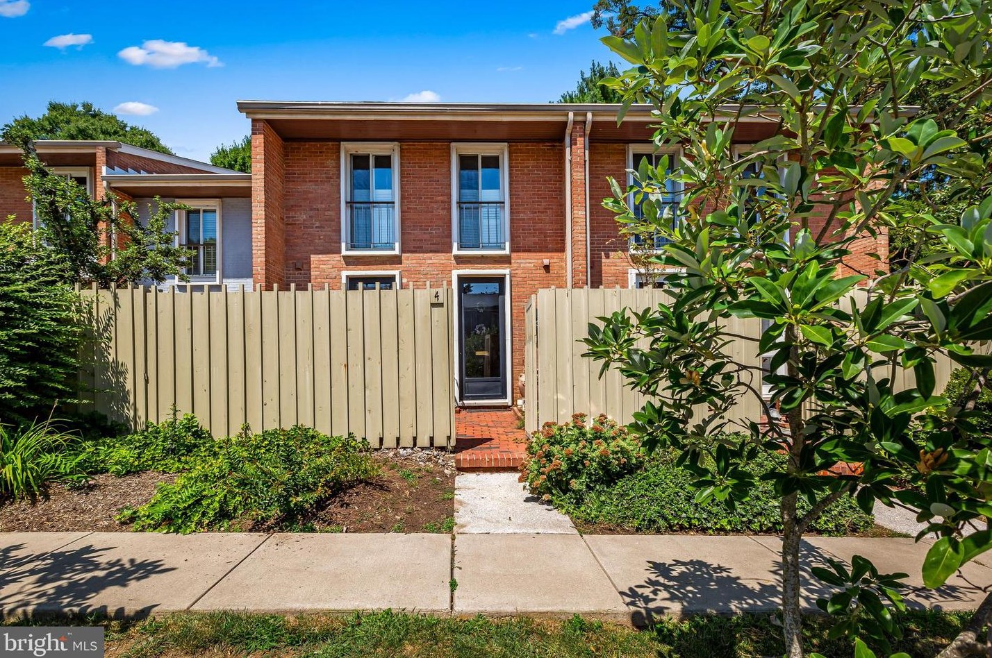 4 Palmer Green Ct, Baltimore, MD 21210-1502