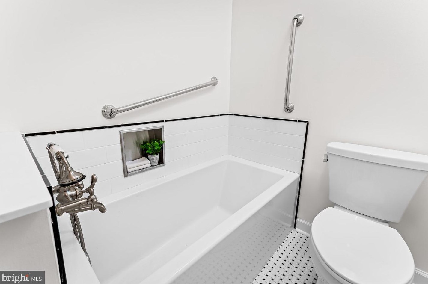 4 Palmer Grn Ct, Baltimore MD 21210-1502 exterior