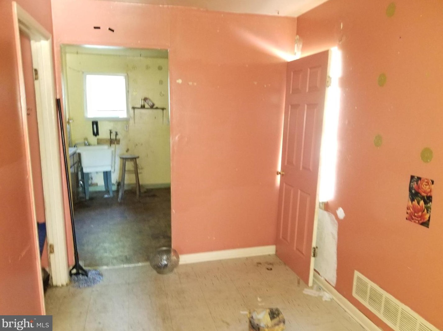 808 Dukeland St, Baltimore MD  21216-4709 exterior