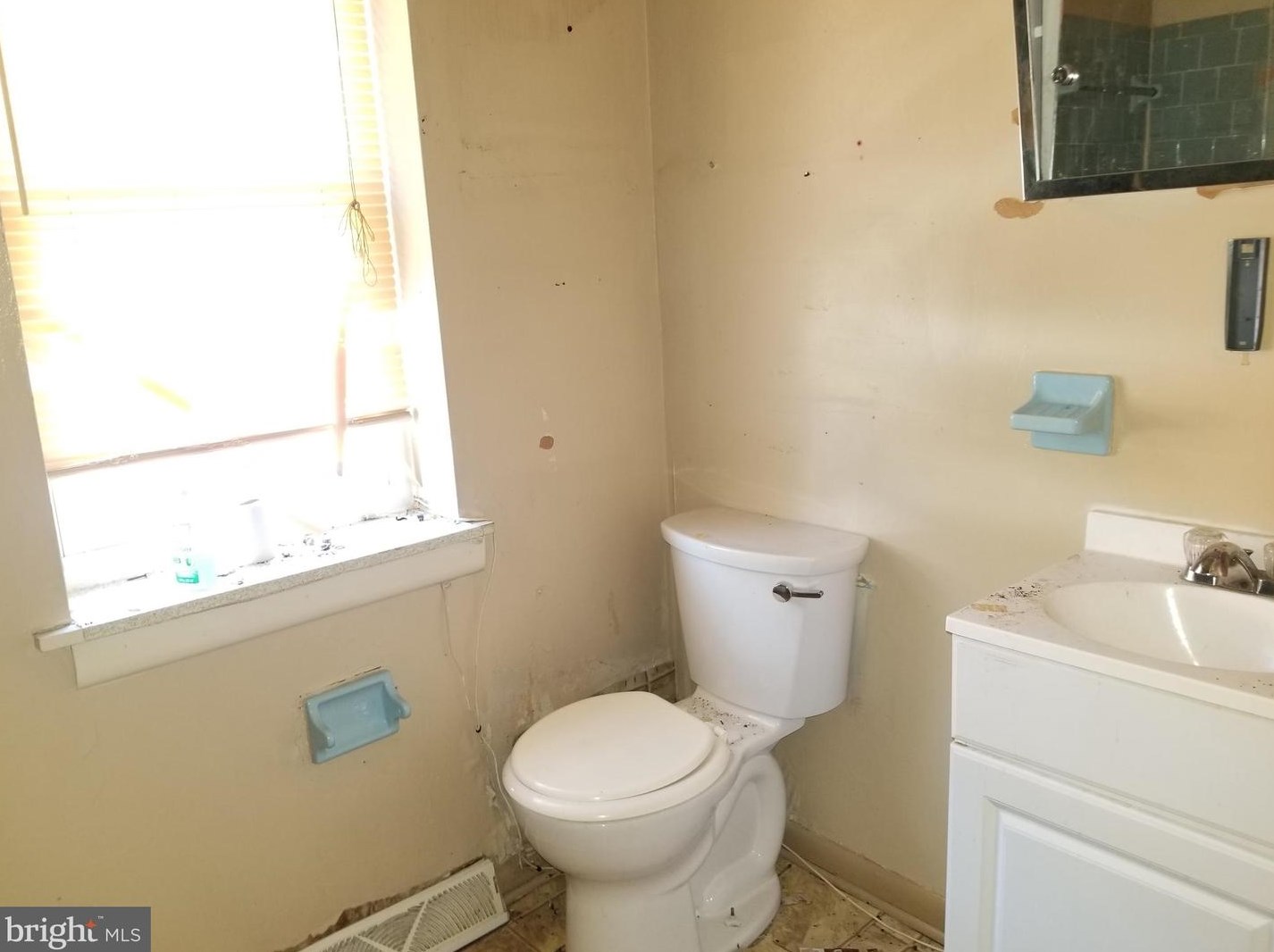 808 Dukeland St, Baltimore MD  21216-4307 exterior