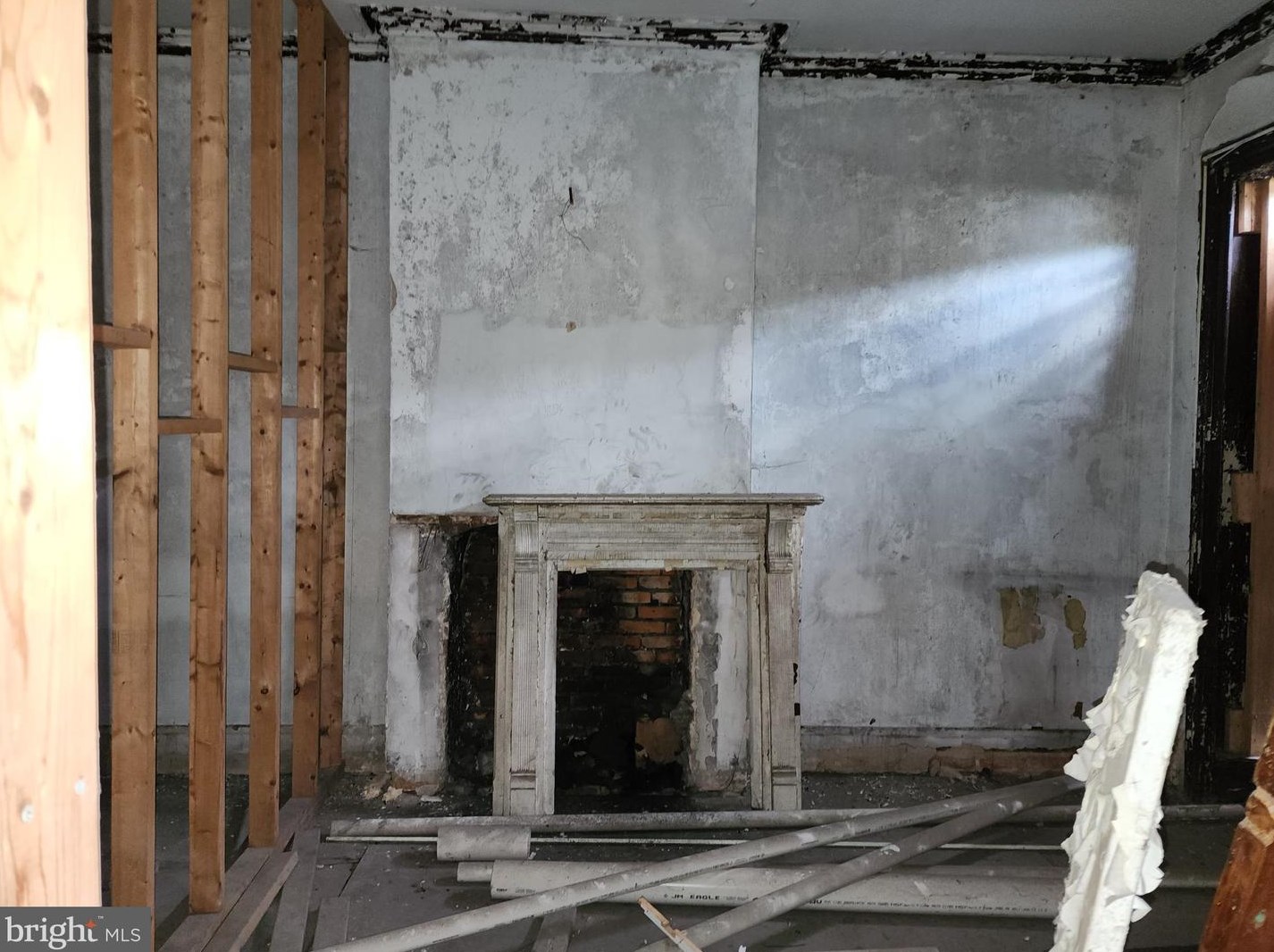 810 Carey St, Baltimore, MD 21217-2547