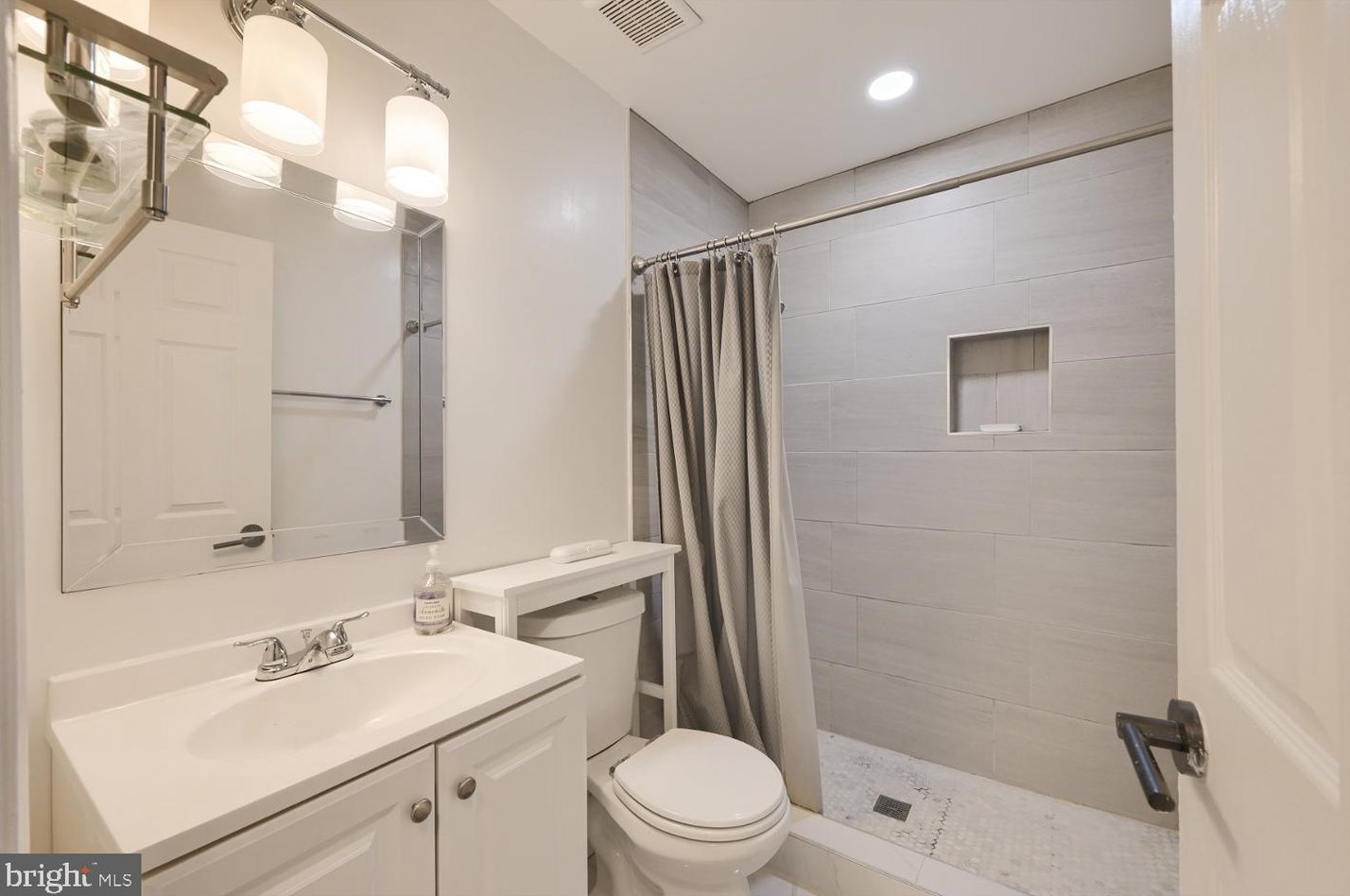 1927 Guilford Ave, Baltimore MD  21218-6139 exterior