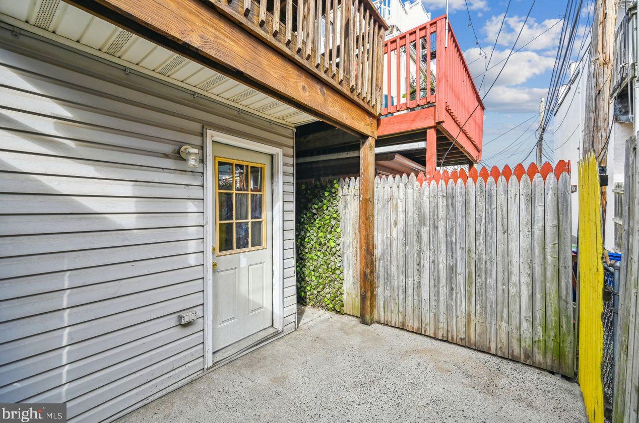 911 Baylis St, Baltimore MD  21224-5241 exterior