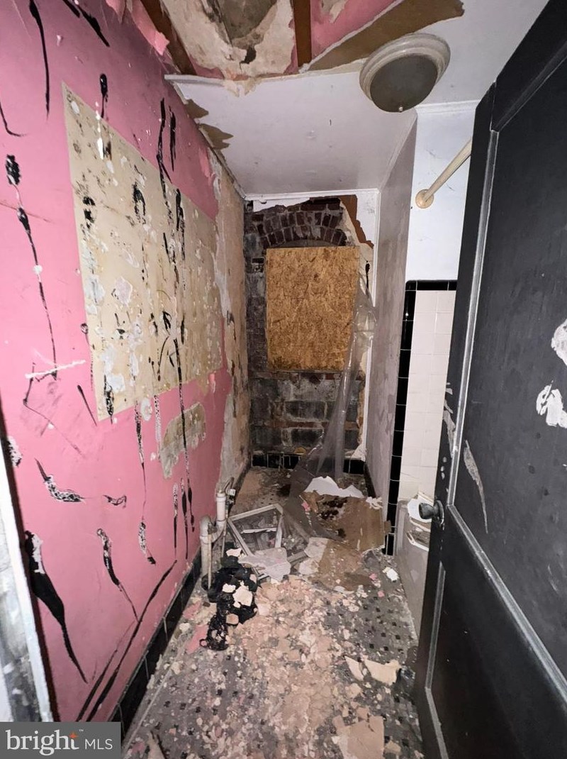 3828 10th St, Baltimore MD  21225-2204 exterior