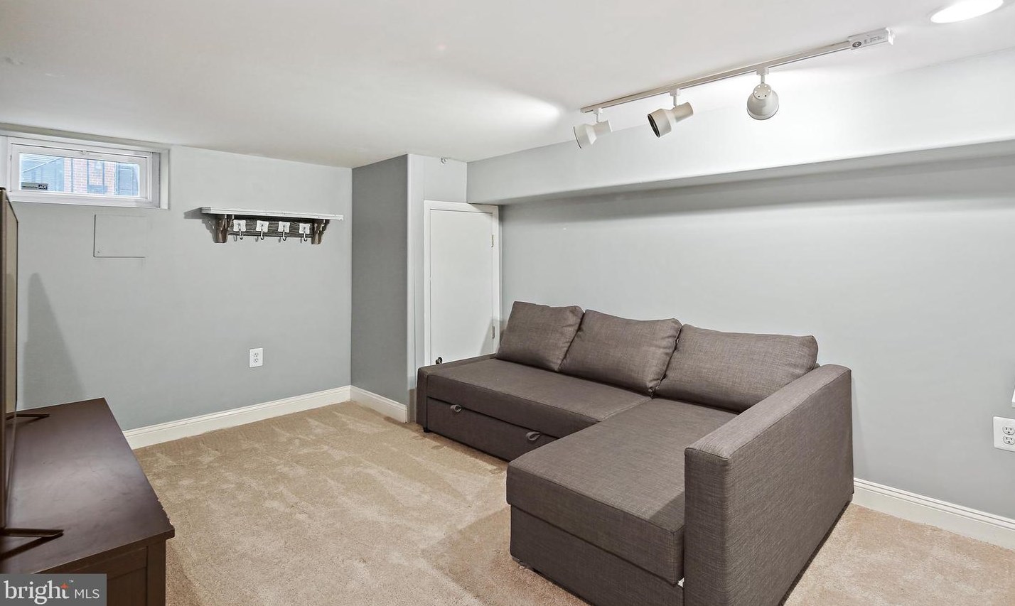 136 Clement St, Baltimore MD  21230-4511 exterior