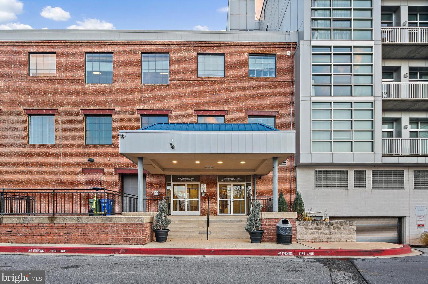 2702 Lighthouse Pt, Baltimore MD 21224-4759 exterior