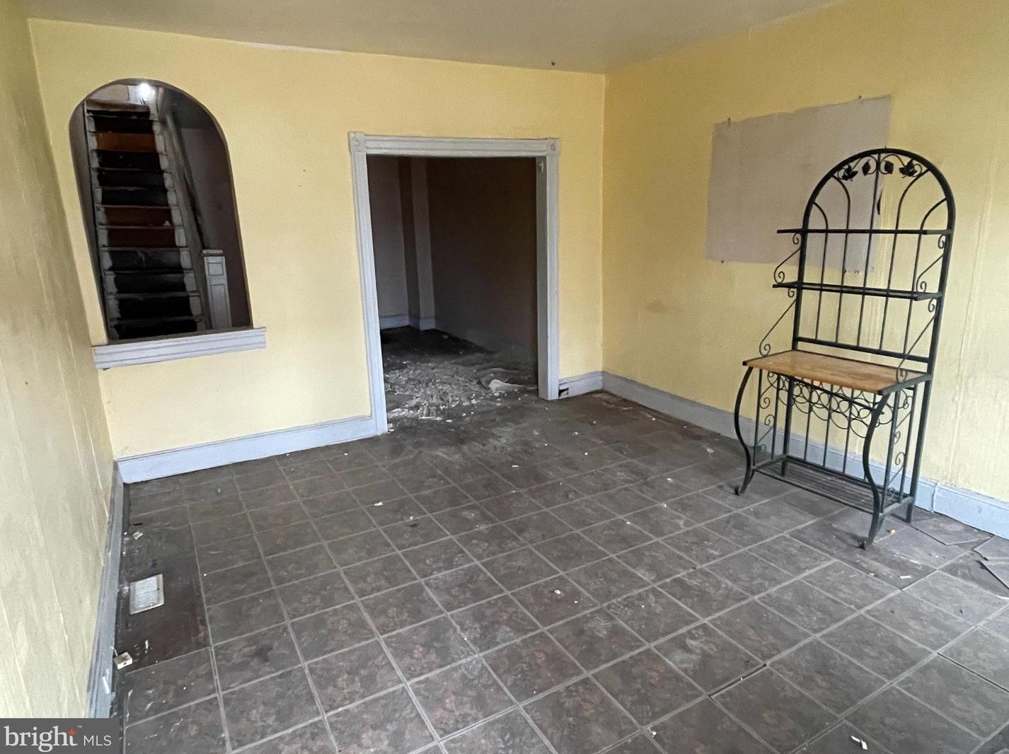 2033 Robb St, Baltimore, MD 21218-6337